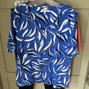 EUC Chico's V-Neck Blue White & Black Leaf Print TShirt SZ 2 (M)